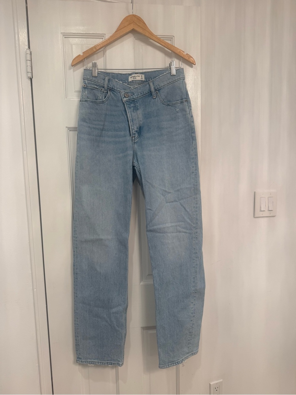 Abercrombie & Fitch Criss Cross Light Blue Women’s Straight-Leg Jeans